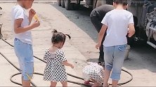 妈妈两胎生了两对双胞胎，虽然没车没房，但是爸爸说很幸福了
