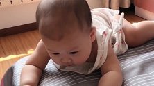 小宝宝想表演下床功夫，没想到咣当一声，宝宝就掉下床了，好搞笑