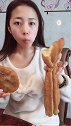 一口油条一口油炸糕，这个姑娘吃的真香啊