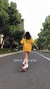 小姐姐马路上玩滑板，这一系列动作太酷了，真是太美了！