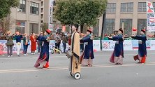 奇葩现场！横店马拉松10个国家2.5万人开跑，奇装异服成亮点