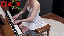 网上教钢琴衣服穿得越来越少，粉丝越来越多，大家真的想学弹琴吗