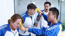 用一根手指定住同学行动，学渣成功做到，吹牛说是一阳指