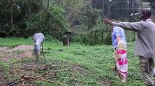 大鹳鸟真懂礼貌，看到父女俩过来还跟人家鞠躬
