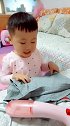 小萌娃真懂事，都能自己整理衣服了