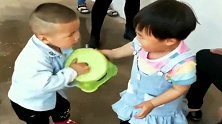 孩子真不懂怜香惜玉，竟直接使出“九阴白骨爪”，小美女这下惨了