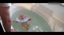 小宝宝套上泳圈洗澡，接下来漂在水面玩的不亦乐乎，胖嘟嘟太可爱