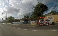 牙买加一男子带女伴骑摩托时炫技失去平衡 被汽车撞上身亡