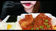 小姐姐吃超大块的烤五花肉，看起来可真腻啊