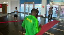 国安全队抵达航海体育场 33度高温巴坎布穿厚外套