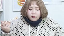 这萌胖妹子没事就吃吃喝喝，身材和脸一样圆了