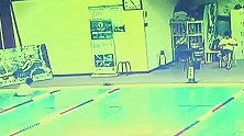 许昌一男子游泳馆内溺亡，员工全程低头玩手机，监控视频令人愤怒