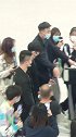 机场直拍！李荣浩全黑造型低调现身获粉丝围观人气高