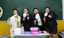校园剧：老师做彩色棉花糖，结果小楠不够吃套路男同学，结局真逗
