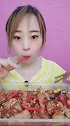 真没看出来，这姑娘这么能吃辣，爆辣无骨鸡爪面不改色就吃了！
