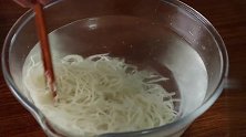 面条煮好后别急着吃，教你一个新吃法，用竹签串着吃