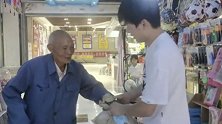 河南新乡：店家给拾荒大爷做饭，他送大枣报恩1句话让人泪目