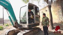 搞笑剧：二货学挖机5年把师傅气够呛，师傅赶都赶不走，爆笑