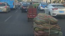 新疆库尔勒：车斗掉落大爷浑然不知，后车司机，交警都喊不回来