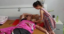 8岁女儿照顾爸爸，天不亮就下地干活，小手磨出一个个水泡