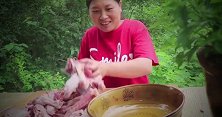 表哥送来19斤大鹅，被胖妹拿来做火锅炖，奶奶吃得最香