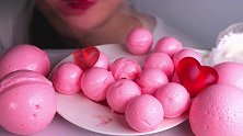 蓝色的流心果冻软糖很常见，粉红色的还是第一次见呢