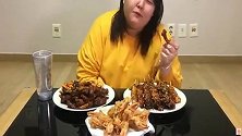 韩国小胖妞吃烧烤，点了三盘，边吃边笑，感觉这还不够她吃的