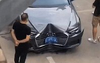 奥迪被撞后成“凹迪”，车主却跟老婆炫耀：我撞出了爱你的模样！