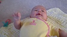妈妈捏了下宝宝身上的皮响玩具，接下来玩具的响声让宝宝笑疯了