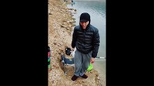 萌狮大赏 开始挖个钓位，今天就决定在这钓鱼啦！