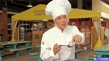 搞笑恶作剧：用汤匙搅拌番茄汤，结果汤被碗吞了把路人吓一跳