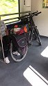 德国的短途火车上，一对退休老人正准备骑电动车去户外活动，其实这样的电动自行车德国普及率低的可怜！德国