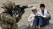 视频曝光！美军士兵第一视角拍摄，机场撤离画面：朝平民开枪！