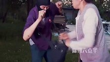 老太太“威武”！抓上小偷就一顿“暴打”，其实有“误会”…