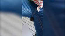 美国：尴尬！女子发现一只蝙蝠挂在裤裆上