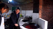 夫妻搭档做油辣子，岳父下厨回锅肉拌折耳根，小厨大碗米饭盖肉吃