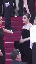 唯有巩俐 在戛纳红毯不会被催促 其他华人女星都有被催的经历 为了几秒停留不远万里 值得吗？ 何必抱歉