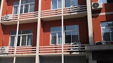 河南洛阳高中教室吊扇突然掉落 致一名高三学生受伤