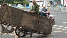 为什么这位白发老人站在垃圾车里纹丝不动？说出原因让人心中难受