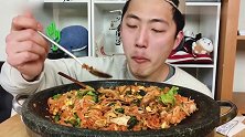 小哥吃韩国石锅拌饭，一边搅拌一边吃，吃起来很够味
