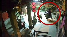 白天上班晚上偷东西！男子狂偷寺庙骗老婆在加班：扛起功德箱就跑