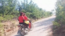 姐妹俩去干什么，将二妮摔了两脚，妹妹直说来晚了