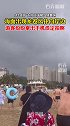 广东海面出现龙卷风扑向岸边游客拿出手机淡定拍照