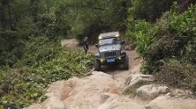 为什么越野车能通过起伏的巨石山路 ？
