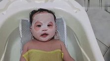 妈妈帮妹妹洗澡，还帮妹妹敷面膜，妹妹要开始做精致的小美女了