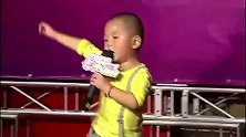 萌娃上台表演节目，一番动作下来后，好可爱！