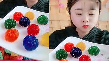 可爱妹子直播吃小南瓜果冻，一口下去超满足，是我向往的生活