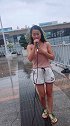 姑娘在雨中唱歌，歌声那么甜，我瞬间被吸引了
