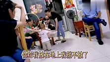 16个月宝宝来姑姑串门，吃饱喝足开始作妖，全家人围着看好稀罕