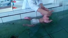看国外专业育婴师是如何训练宝宝游泳的，宝妈们值得学习！
